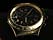 bracelet-montre et bouteilles d'eau